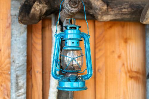 a blue light hanging from a wooden wall at L'Escale du Dernier Pin in Escalans