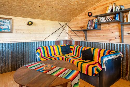 a living room with a couch and a wooden table at L'Escale du Dernier Pin in Escalans