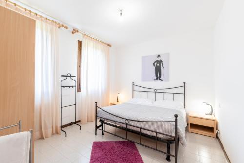 a bedroom with a bed and a pink rug at Albergo Diffuso Balcone sul Friuli in Clauzetto