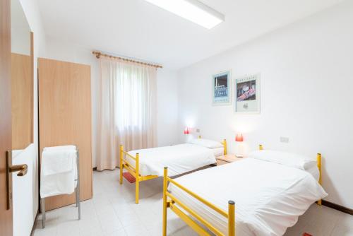 a hospital room with two beds and a mirror at Albergo Diffuso Balcone sul Friuli in Clauzetto