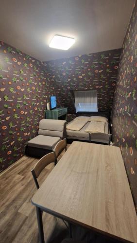 Una habitación con dos camas y una mesa dentro. en Márti 3 Bedroom Apartment, en Debrecen