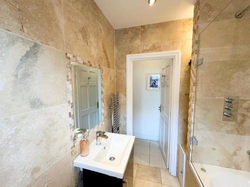 a bathroom with a sink and a shower at 11 Guests - 6min Drive to the Wembley Stadium in London