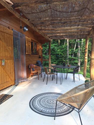 Taman di luar Chalets du Bois de Vache