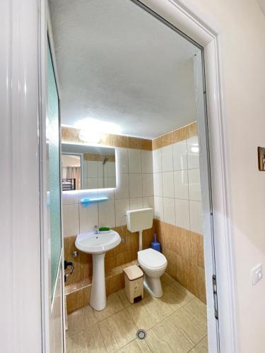 Koupelna v ubytování Dori Apartment