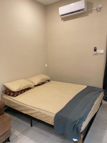 Ένα ή περισσότερα κρεβάτια σε δωμάτιο στο Simply Studio Hotel Parit Raja