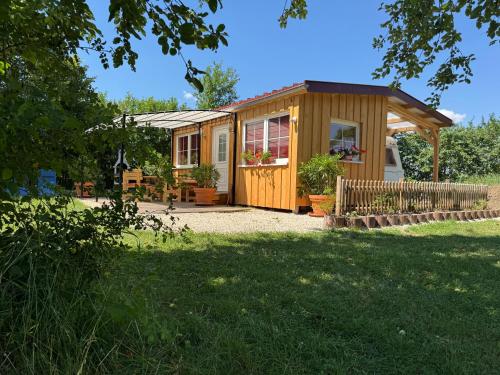 Vườn quanh Holzhaus mit Trailer lasse die Seele baumeln
