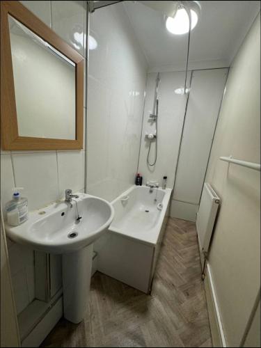 a bathroom with two sinks and a mirror at Edinburgh Central Cozy Flat in Edinburgh