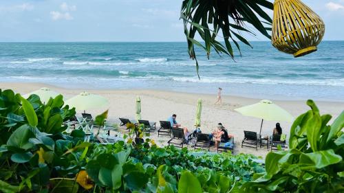 a group of people sitting in chairs on the beach at Private 4 bedrooom Nongnia Beach Villas in Tân Thành (1)