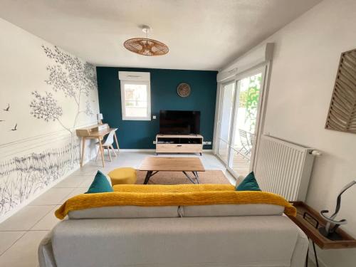 a living room with a couch and a table at Joli appartement rénové La Rochelle in La Rochelle