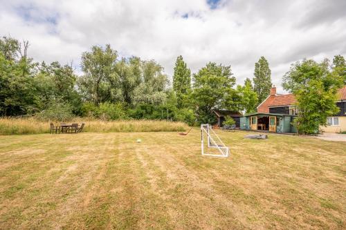 Taman di luar Sage Shepherds Hut Boundary Farm, Framlingham
