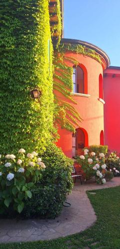 a building covered in green ivy next to a building at Hotel La Selce in Monselice
