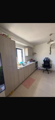 Habitación con cocina y silla. en Bugibba, en Bugibba