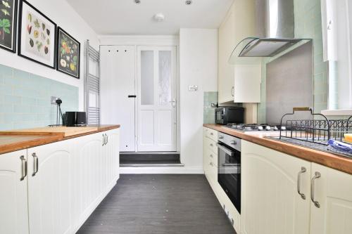 Køkken eller tekøkken på Stunning Cardiff Bay House