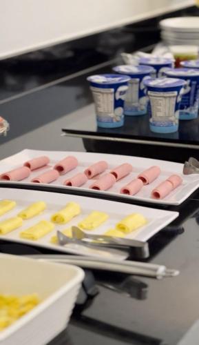 里奥韦尔迪Rota Hotéis Rio Verde的桌子上摆满了热狗和其他食物