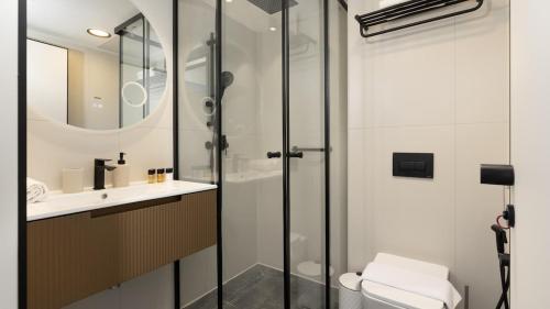 a bathroom with a shower and a toilet and a sink at Boutique apartment with spectacular view of the Eilat mountains in Eilat