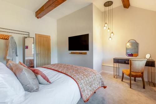 a bedroom with a bed and a desk and a tv at 2 Bed in Dalston oc-g32205 in Dalston