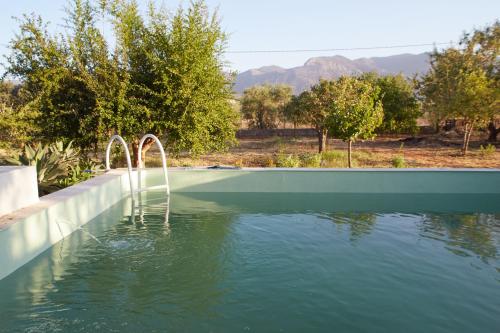 una piscina con dos grifos en el agua en Finca La Madreselva, en Alhaurín el Grande