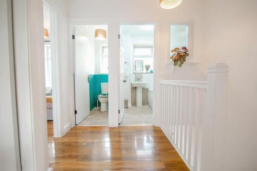 Ένα μπάνιο στο Blue Serenity Central Oasis Free Parking 10ppl