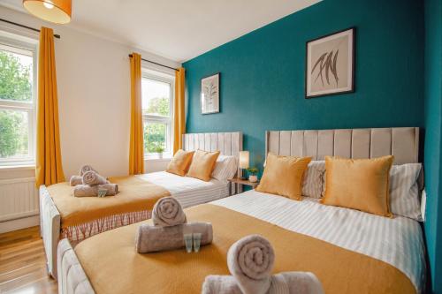 Ένα ή περισσότερα κρεβάτια σε δωμάτιο στο Blue Serenity Central Oasis Free Parking 10ppl