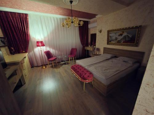 Ένα ή περισσότερα κρεβάτια σε δωμάτιο στο S Pollo Apartments by first beach line
