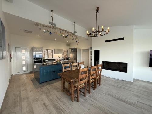 une salle à manger et une cuisine avec une table et des chaises dans l'établissement Casa Tre Fari, à Bocca del Oro