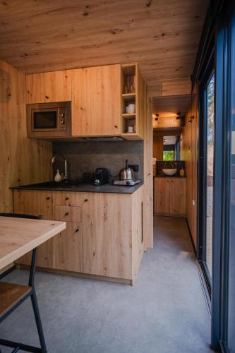 Dapur atau dapur kecil di Cabañas del bosque Sacedón