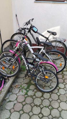 a group of bikes parked next to a building at Ház a szígeten in Fonyód