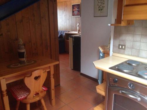 a small kitchen with a table and a stove at Villa San Martino in San Martino di Castrozza