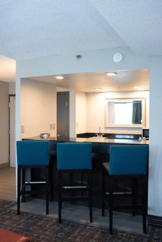 a kitchen with blue chairs and a large island at DoubleTree by Hilton Hotel Oak Ridge - Knoxville in Oak Ridge