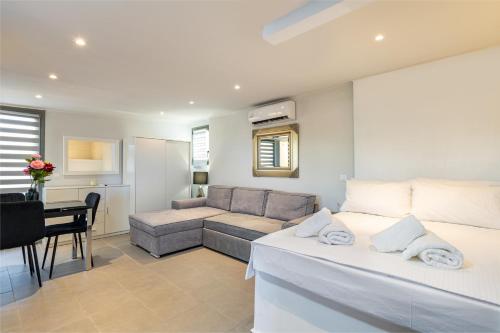 Posezení v ubytování Panorama View Apt with Jacuzzi by 8essentially