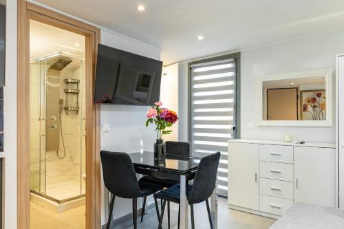 Koupelna v ubytování Panorama View Apt with Jacuzzi by 8essentially