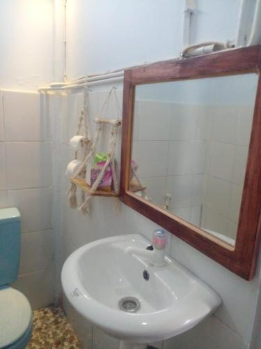 Ένα μπάνιο στο Hans Surfer Homestay