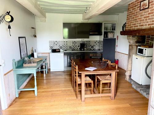 Nhà bếp/bếp nhỏ tại Grande chaumière, 5 chambres, 14 personnes proche des plages