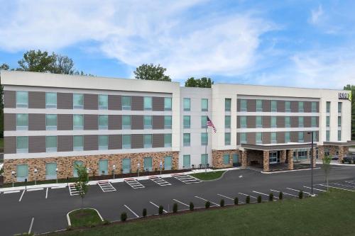 哥伦布Home2 Suites By Hilton Columbus Easton的一座办公楼前挂着一面美国国旗