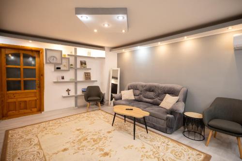 a living room with a couch and a table at Aly&Emy 2 in Caransebeş
