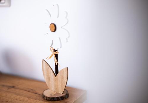 a wooden statue of a flower on a wooden table at Aly&Emy 2 in Caransebeş