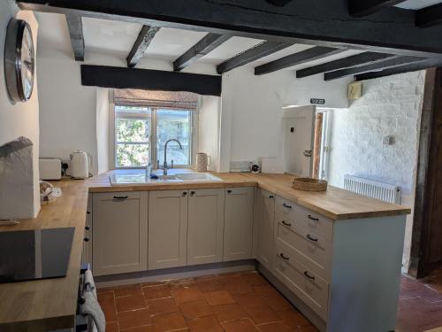 Køkken eller tekøkken på Period Thatched Cottage Towcester
