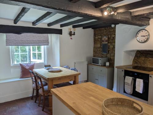 Køkken eller tekøkken på Period Thatched Cottage Towcester