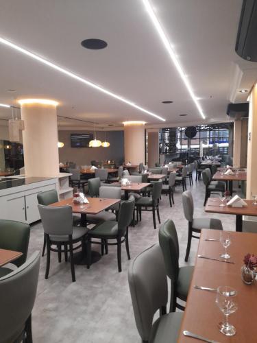Un restaurante con mesas y sillas y un bar. en O Melhor Apart-Hotel, da Cidade!, en São Caetano do Sul