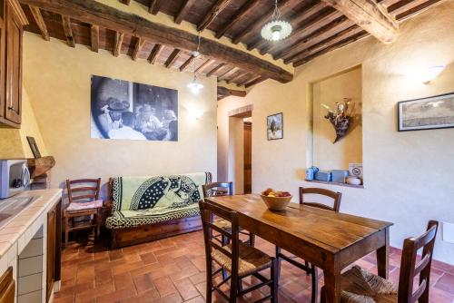 a kitchen and dining room with a table and chairs at Agriturismo Podere Marroneto in Monticiano