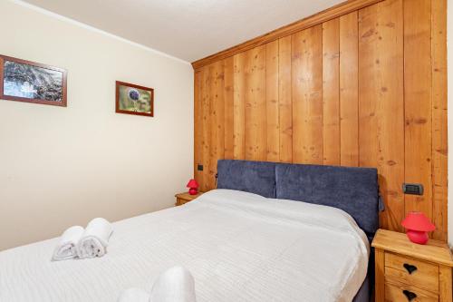 a bedroom with a bed and wooden walls at Chalet Après-ski Courmayeur center in Courmayeur