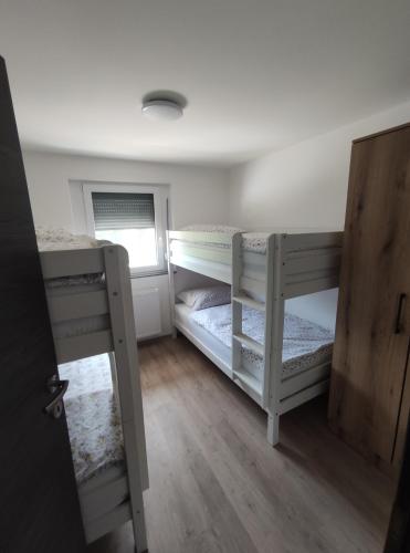 Ένα ή περισσότερα κρεβάτια σε δωμάτιο στο Družinski apartmaji Judnič