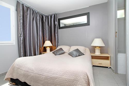 マンドリュー・ラ・ナプールにあるSOPHIES HOMES VILLA PANORAMIC SEA VIEW and POOLのベッドルーム1室(枕2つ付)