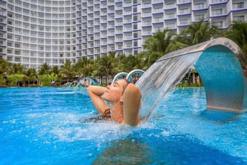Bazén v ubytování Arena Cam Ranh Resort Ocean View nebo v jeho okolí