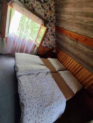 Cama o camas de una habitación en Chata na vrcholu Boreckých skal