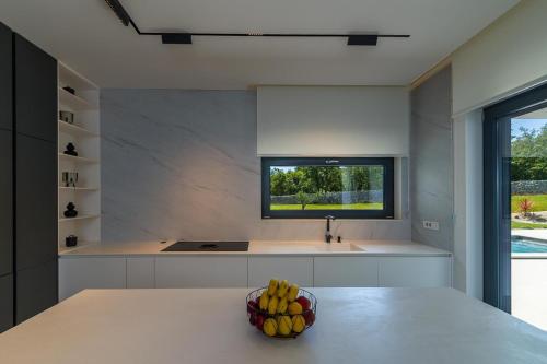 a kitchen with a bowl of bananas on a counter at Villa Valinka Design in Golaš