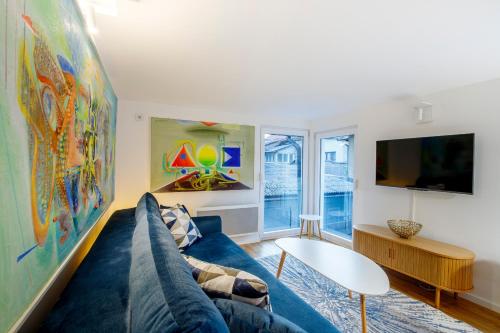 TV a/nebo společenská místnost v ubytování New Luxury Stay in Old Town with free Garage