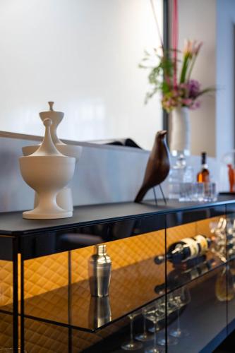 a display case with vases and other items on it at Le Domaine Du Colombier in Malataverne