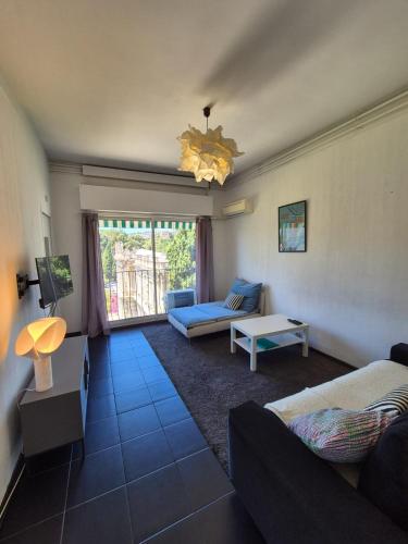 un salon avec un canapé et une table dans l'établissement Appartement à 2 pas de la Promenade des Anglais vue mer 7 avenue de Fabron, à Nice