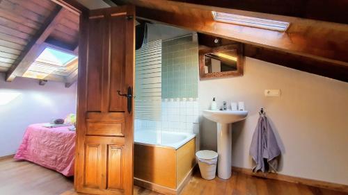 a bathroom with a sink and a bath tub and a sink at Villa Porrua 2 in Porrúa